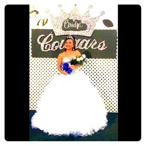 Gorgeous white ball gown! Size 6 with corset back